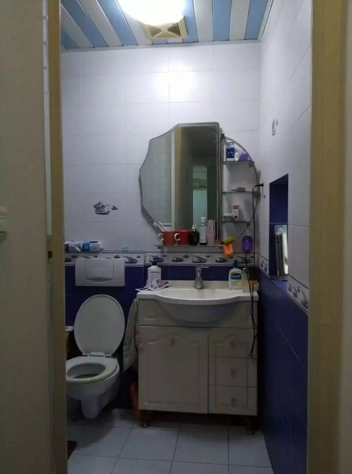 Ngôi nhà ống 50m² vừa tối vừa lạc hậu lột xác đẹp cá tính và hiện đại với màu đen trắng sau cải tạo - Ảnh 4. Ngôi nhà ống 50m² vừa tối vừa lạc hậu lột xác đẹp cá tính và hiện đại với màu đen trắng sau cải tạo - Ảnh 4.