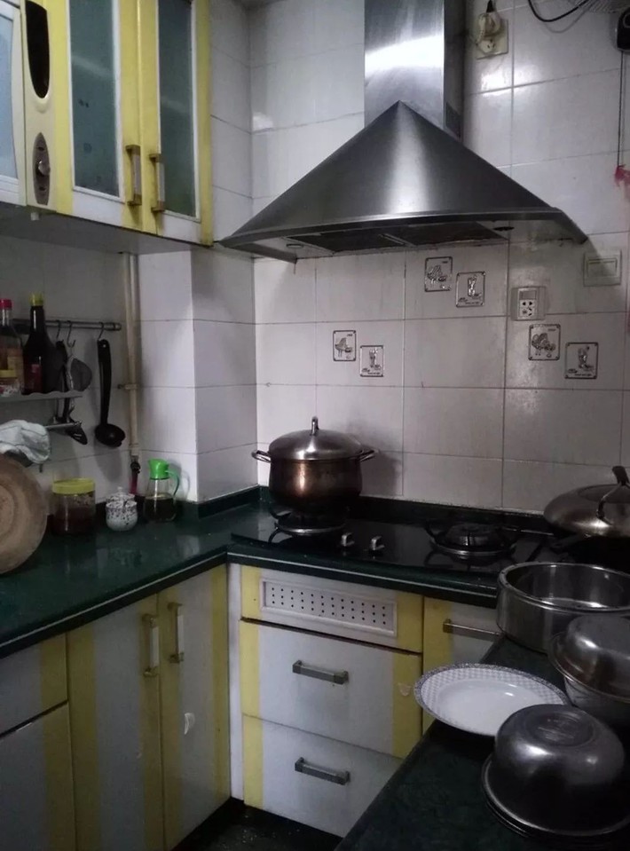 Ngôi nhà ống 50m² vừa tối vừa lạc hậu lột xác đẹp cá tính và hiện đại với màu đen trắng sau cải tạo - Ảnh 3. Ngôi nhà ống 50m² vừa tối vừa lạc hậu lột xác đẹp cá tính và hiện đại với màu đen trắng sau cải tạo - Ảnh 3.