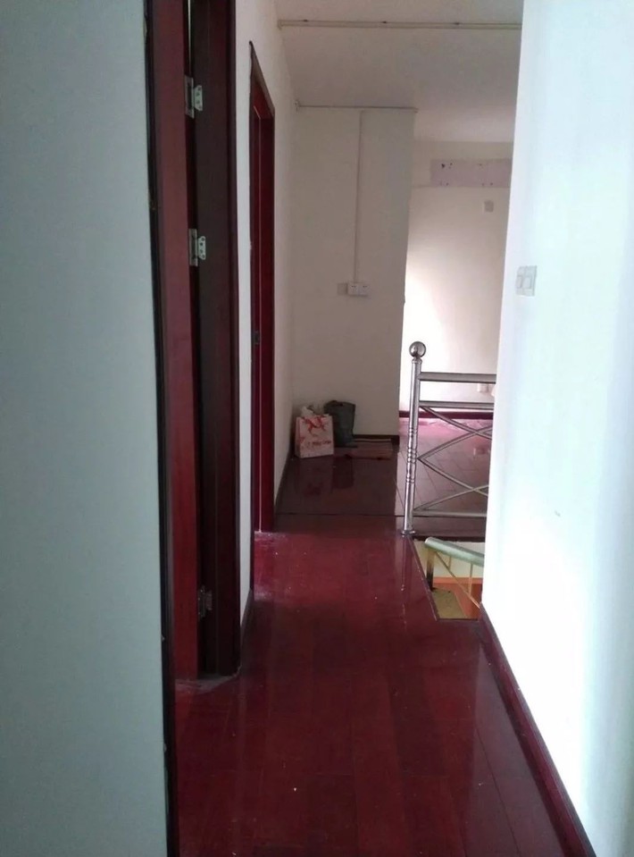 Ngôi nhà ống 50m² vừa tối vừa lạc hậu lột xác đẹp cá tính và hiện đại với màu đen trắng sau cải tạo - Ảnh 2. Ngôi nhà ống 50m² vừa tối vừa lạc hậu lột xác đẹp cá tính và hiện đại với màu đen trắng sau cải tạo - Ảnh 2.