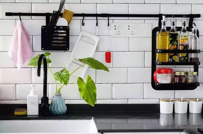 Ngôi nhà ống 50m² vừa tối vừa lạc hậu lột xác đẹp cá tính và hiện đại với màu đen trắng sau cải tạo - Ảnh 10. Ngôi nhà ống 50m² vừa tối vừa lạc hậu lột xác đẹp cá tính và hiện đại với màu đen trắng sau cải tạo - Ảnh 10.