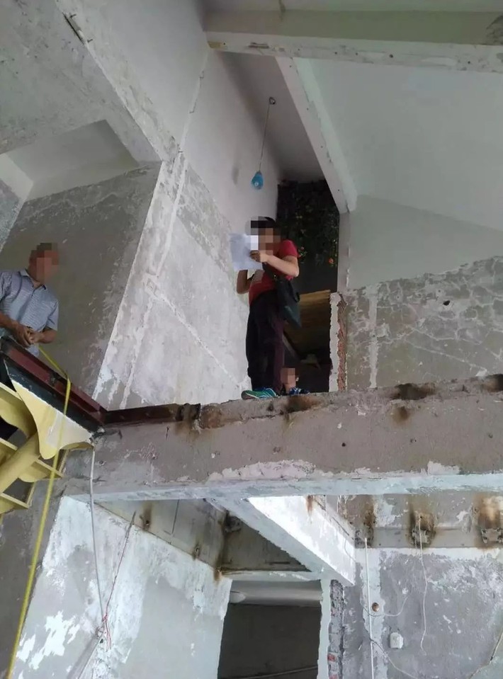 Ngôi nhà ống 50m² vừa tối vừa lạc hậu lột xác đẹp cá tính và hiện đại với màu đen trắng sau cải tạo - Ảnh 5. Ngôi nhà ống 50m² vừa tối vừa lạc hậu lột xác đẹp cá tính và hiện đại với màu đen trắng sau cải tạo - Ảnh 5.