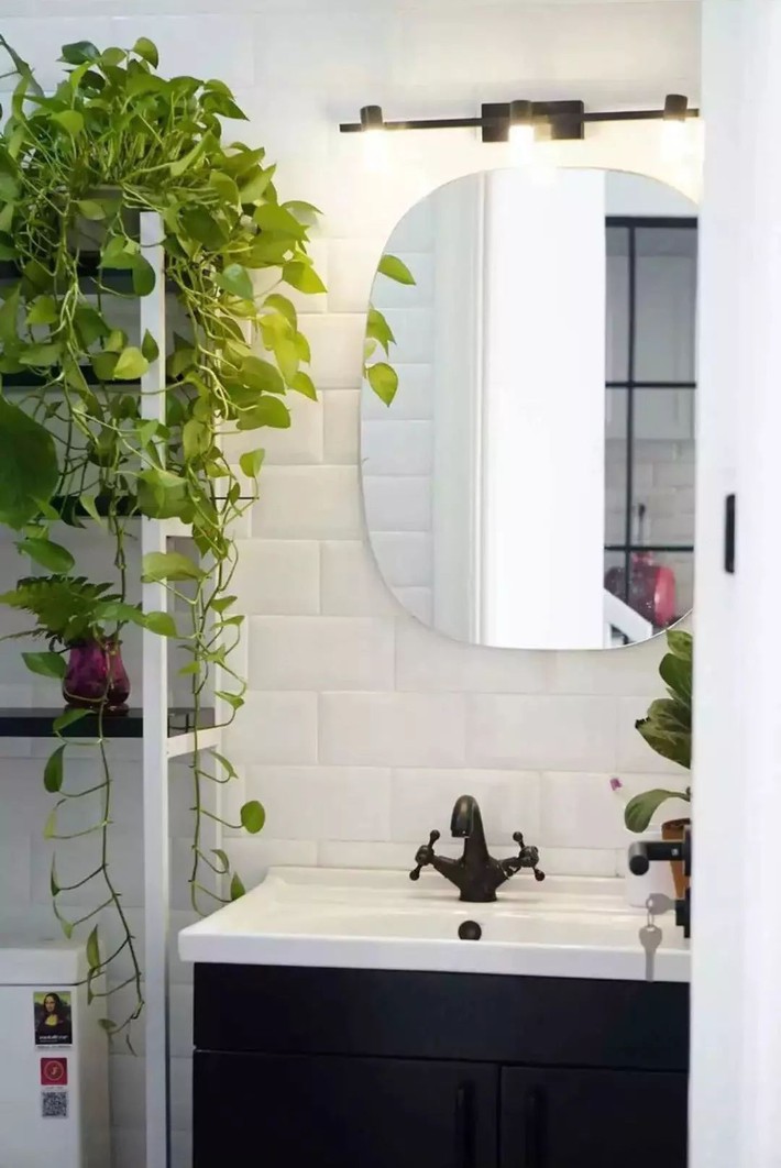 Ngôi nhà ống 50m² vừa tối vừa lạc hậu lột xác đẹp cá tính và hiện đại với màu đen trắng sau cải tạo - Ảnh 23. Ngôi nhà ống 50m² vừa tối vừa lạc hậu lột xác đẹp cá tính và hiện đại với màu đen trắng sau cải tạo - Ảnh 23.