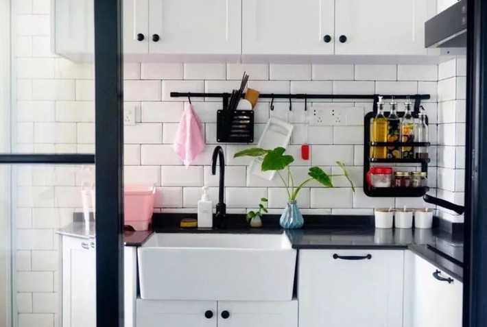 Ngôi nhà ống 50m² vừa tối vừa lạc hậu lột xác đẹp cá tính và hiện đại với màu đen trắng sau cải tạo - Ảnh 9. Ngôi nhà ống 50m² vừa tối vừa lạc hậu lột xác đẹp cá tính và hiện đại với màu đen trắng sau cải tạo - Ảnh 9.