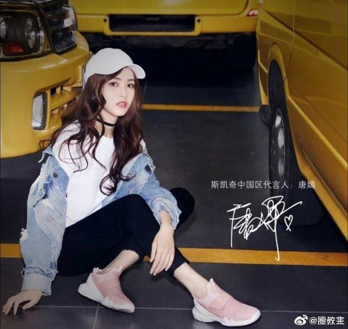 Cùng 1 dáng pose quảng cáo sneaker: Dương Mịch, Angela Baby... khoe đẳng cấp; quay sang Dương Tử bỗng tụt mood - Ảnh 3.