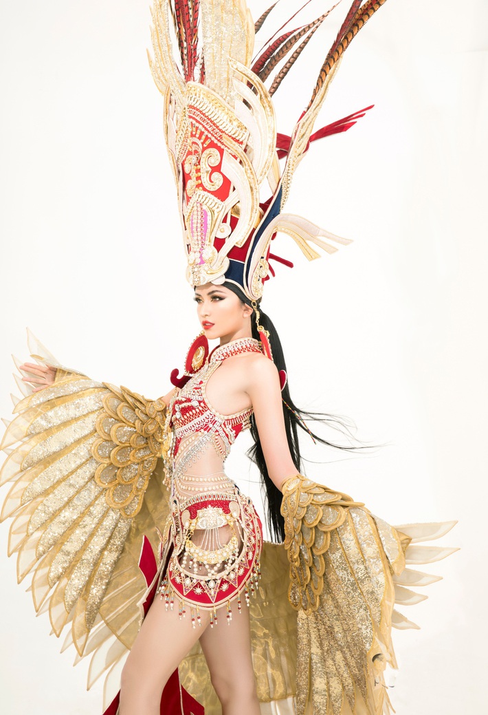 Quốc phục của Ngọc Châu tại Miss Supranational: Dài 5 mét, đính kết từ 10.000 mảnh ghép tại cánh chim Lạc cực hoành tráng! - Ảnh 4.