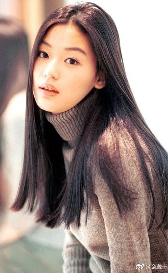 Ảnh 20 năm trước của mợ chảnh Jeon Ji Hyun bỗng gây sốt vì style vẫn chất và hợp trend, makeup tí tẹo mà thần thái ngút ngàn - Ảnh 1.