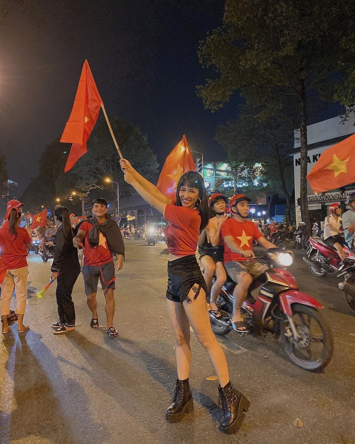 Cả dàn sao Việt nhuộm đỏ mạng xã hội khi cùng diện áo đỏ mừng chiến thắng của đội tuyển Việt Nam - Ảnh 4.