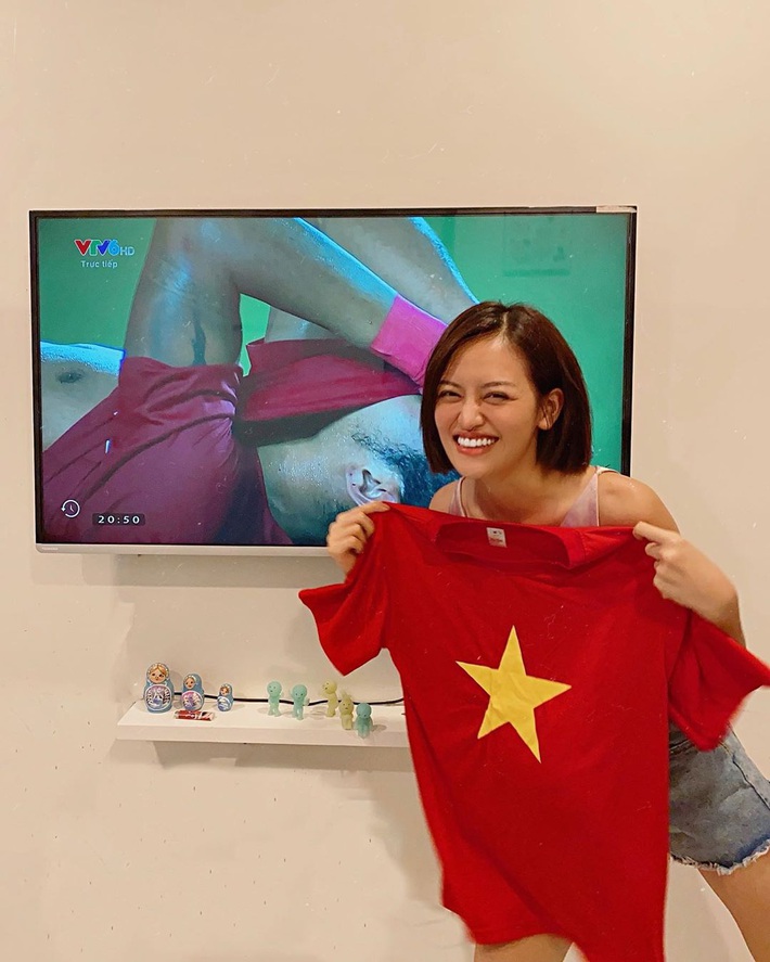 Cả dàn sao Việt nhuộm đỏ mạng xã hội khi cùng diện áo đỏ mừng chiến thắng của đội tuyển Việt Nam - Ảnh 2.