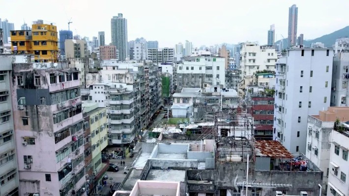 Khi không đủ tiền mua nhà, một cặp đôi đã hẹn hò 7 năm ở Hong Kong đã biến căn hộ thuê tồi tàn thành một ngôi nhà mang phong cách hoài cổ - Ảnh 2.