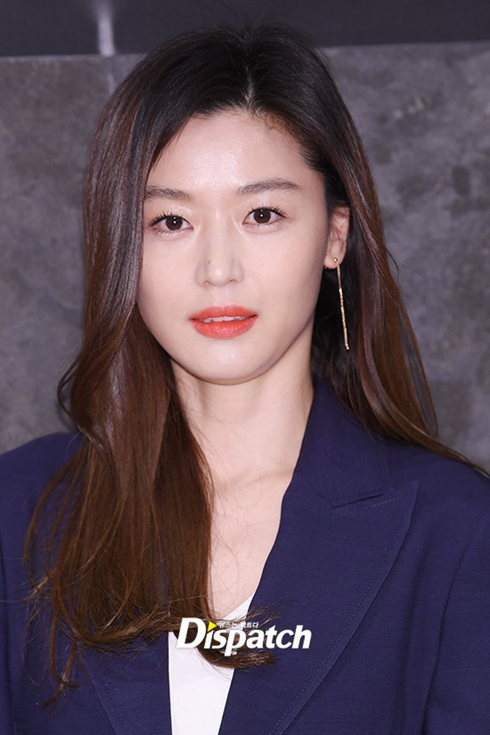 Đẹp không góc chết thế này, bảo sao Jeon Ji Hyun chỉ makeup sương sương, ăn vận đơn giản mà vẫn khiến dân tình ngẩn ngơ - Ảnh 1. Đẹp không góc chết thế này, bảo sao Jeon Ji Hyun chỉ makeup sương sương, ăn vận đơn giản mà vẫn khiến dân tình ngẩn ngơ - Ảnh 1.