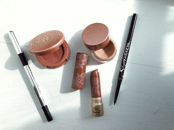 Bỏ tô trát đậm để makeup nhẹ theo Công nương Meghan, nàng beauty editor này đã nhận ra hàng loạt điều tuyệt vời - Ảnh 3. Bỏ tô trát đậm để makeup nhẹ theo Công nương Meghan, nàng beauty editor này đã nhận ra hàng loạt điều tuyệt vời - Ảnh 3.
