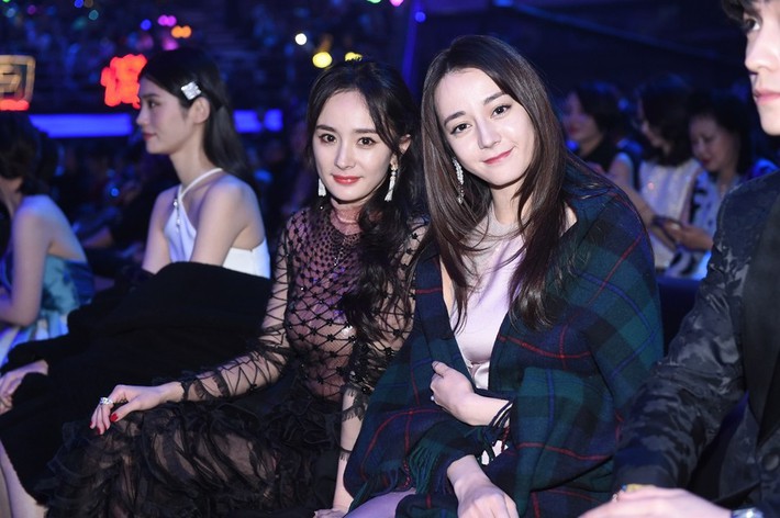 Dương Mịch chứng minh đỉnh cao khí chất, nhan sắc trẻ trung lấn át cả Địch Lệ Nhiệt Ba trong ảnh chưa photoshop - Ảnh 11. Dương Mịch chứng minh đỉnh cao khí chất, nhan sắc trẻ trung lấn át cả Địch Lệ Nhiệt Ba trong ảnh chưa photoshop - Ảnh 11.