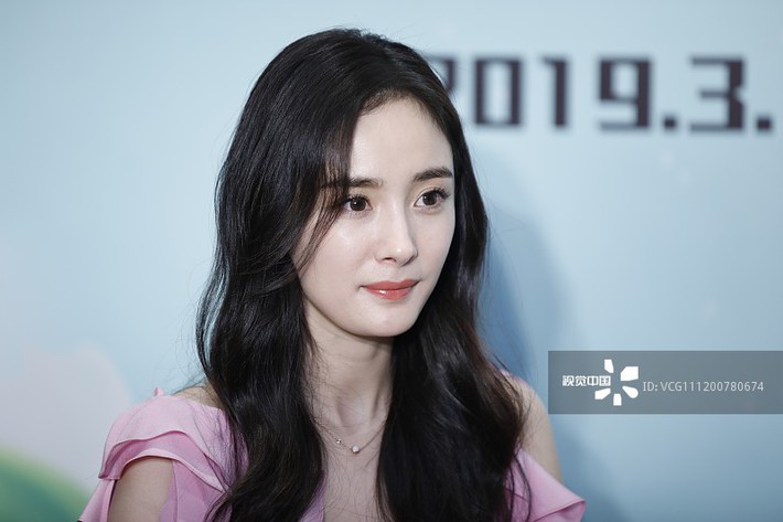 Dương Mịch chứng minh đỉnh cao khí chất, nhan sắc trẻ trung lấn át cả Địch Lệ Nhiệt Ba trong ảnh chưa photoshop - Ảnh 5. Dương Mịch chứng minh đỉnh cao khí chất, nhan sắc trẻ trung lấn át cả Địch Lệ Nhiệt Ba trong ảnh chưa photoshop - Ảnh 5.