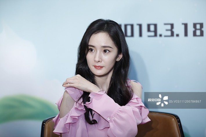 Dương Mịch chứng minh đỉnh cao khí chất, nhan sắc trẻ trung lấn át cả Địch Lệ Nhiệt Ba trong ảnh chưa photoshop - Ảnh 6. Dương Mịch chứng minh đỉnh cao khí chất, nhan sắc trẻ trung lấn át cả Địch Lệ Nhiệt Ba trong ảnh chưa photoshop - Ảnh 6.