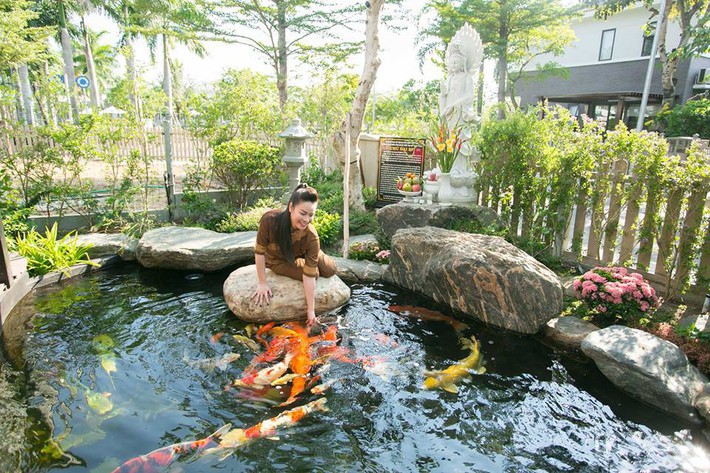 Ngắm biệt thự triệu đô bình yên với khu vườn rực rỡ sắc hoa cùng hồ cá Koi của Nhật Kim Anh giữa lòng Sài Gòn - Ảnh 4.