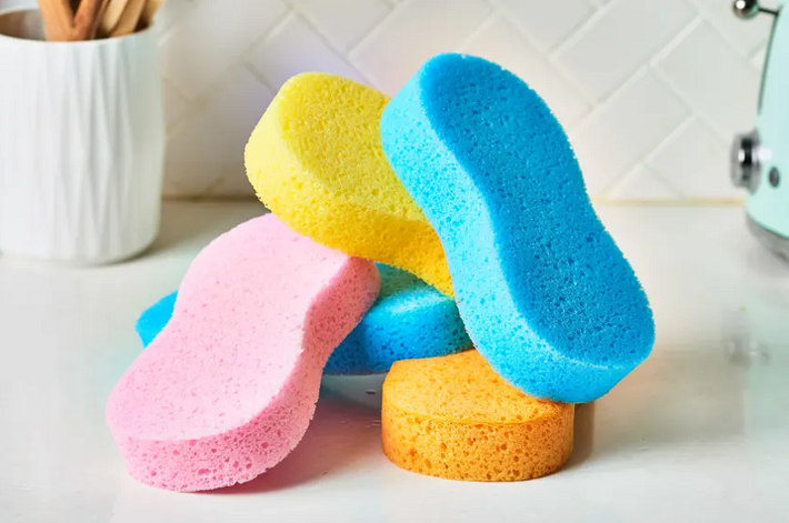 Apart from washing dishes, small sponges also have 8 surprisingly useful uses that not everyone knows - Photo 1.