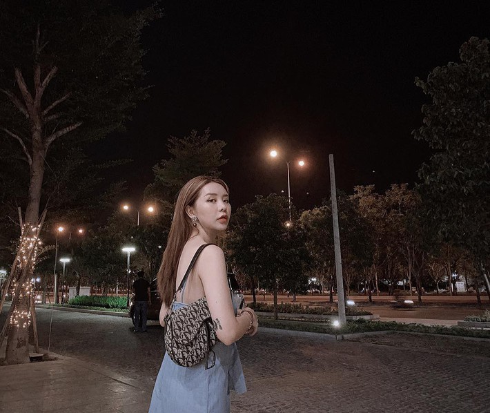 Street style hot mom: Hằng Túi diện váy hoa điệu đà, Huyền Lizzie cực trẻ xinh khi diện đồ đôi với con - Ảnh 17.
