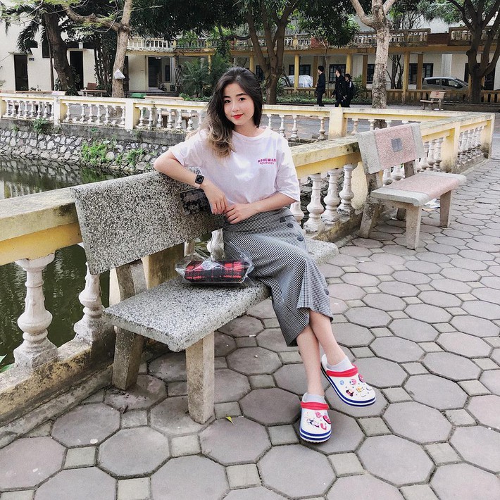 Street style hot mom: Hằng Túi diện váy hoa điệu đà, Huyền Lizzie cực trẻ xinh khi diện đồ đôi với con - Ảnh 3.