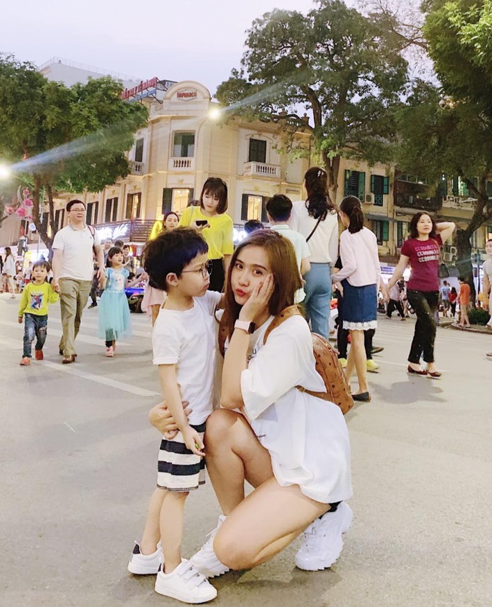 Street style hot mom: Hằng Túi diện váy hoa điệu đà, Huyền Lizzie cực trẻ xinh khi diện đồ đôi với con - Ảnh 8.