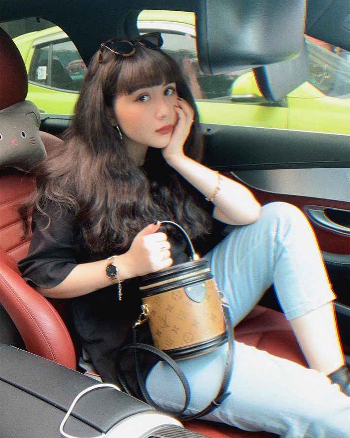Street style hot mom: Hằng Túi diện váy hoa điệu đà, Huyền Lizzie cực trẻ xinh khi diện đồ đôi với con - Ảnh 2.