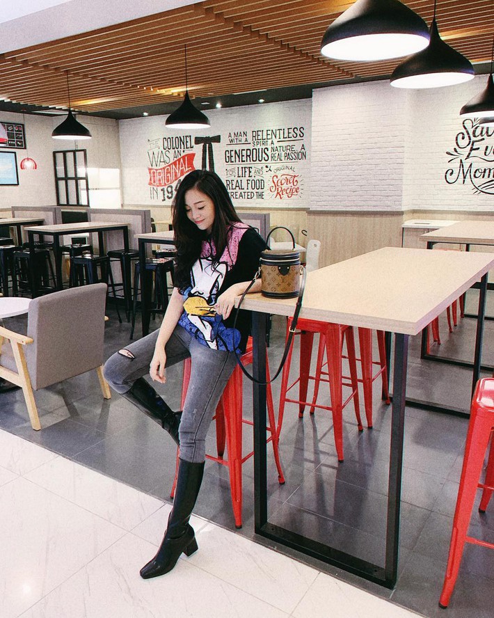 Street style hot mom: Hằng Túi diện váy hoa điệu đà, Huyền Lizzie cực trẻ xinh khi diện đồ đôi với con - Ảnh 9.