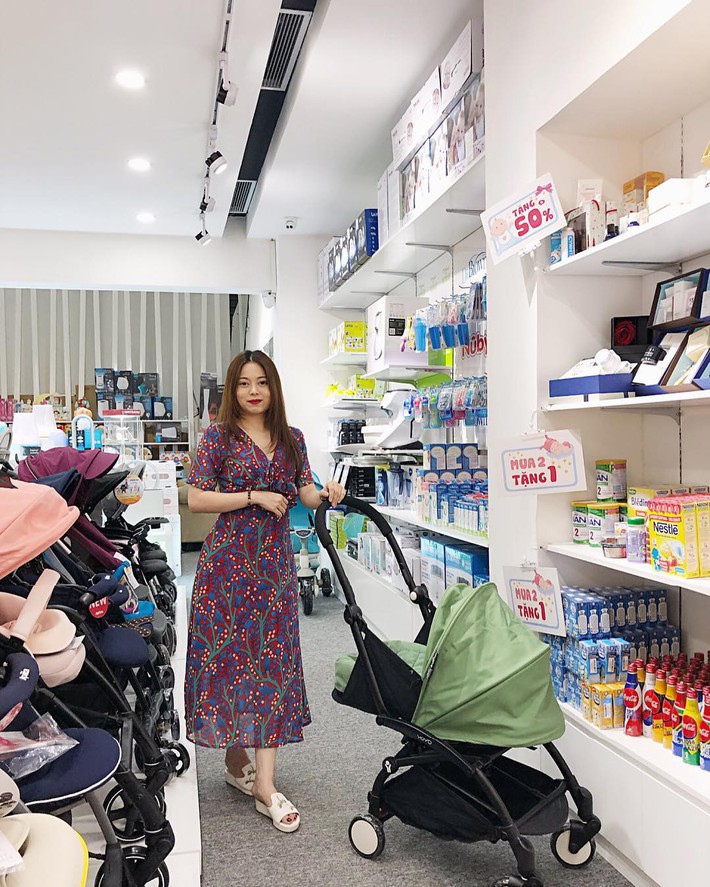 Street style hot mom: Hằng Túi diện váy hoa điệu đà, Huyền Lizzie cực trẻ xinh khi diện đồ đôi với con - Ảnh 1.