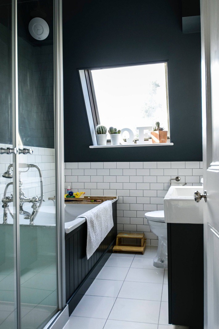 Using the attic as a bathroom, the design idea is beautiful and unique, why not try it - Photo 1.