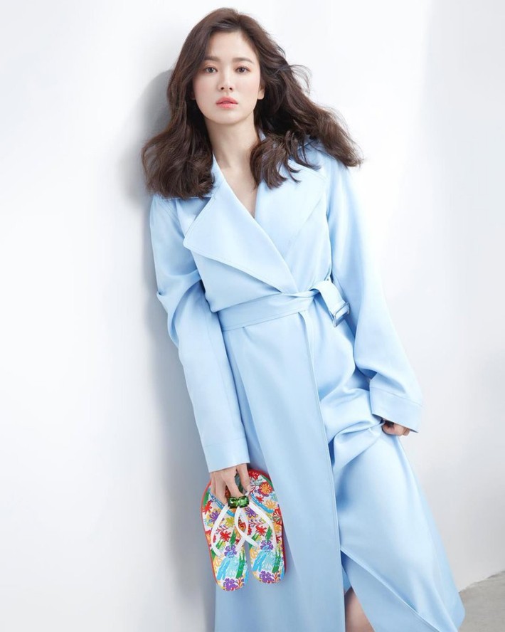 Không còn “già chát” vì kiểu tóc và trang phục, Song Hye Kyo đẹp đỉnh cao trong hình hậu trường không photoshop - Ảnh 1.