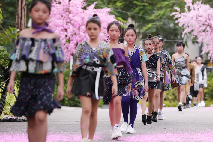 Con gái Xuân Lan làm vedette, mẫu nhí 2,5 tuổi gây sốt khi trình diễn cùng xe đạp mở màn Tuần lễ thời trang trẻ em 2019 - Ảnh 10.