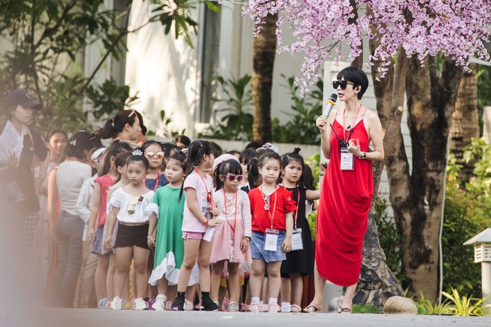 Mẫu nhí hào hứng thử đồ và tập luyện trước thềm Tuần lễ thời trang trẻ em Việt Nam Xuân Hè 2019 - Ảnh 3.