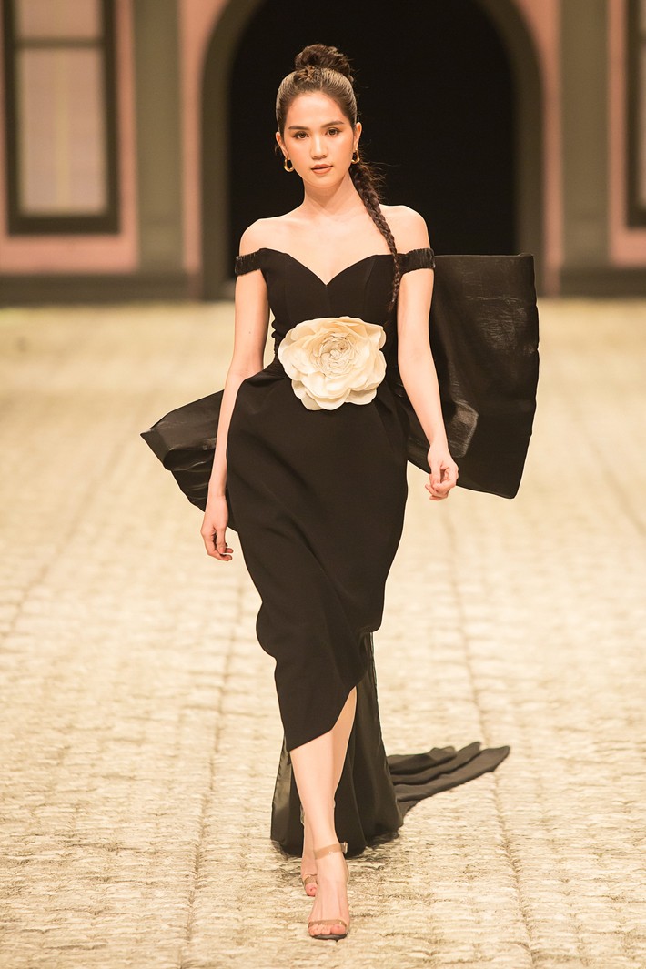 Ngọc Trinh diện đầm đen đầy bí ẩn, tóc tết bím kiêu sa kết màn show thời trang - Ảnh 1. Ngọc Trinh diện đầm đen đầy bí ẩn, tóc tết bím kiêu sa kết màn show thời trang - Ảnh 1.