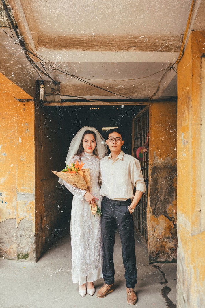 Cặp đôi mượn quần áo bố mẹ ra khu tập thể cũ chụp bộ ảnh cưới theo style thời bao cấp trong trẻo và bình yên quá đỗi - Ảnh 3.