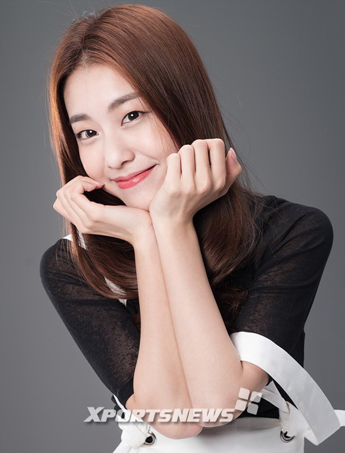 Hẹn hò thì mặc giản dị, ai ngờ khi đi làm người yêu So Ji Sub lại chỉ thích diện váy ôm khoe dáng triệt để thế này  - Ảnh 3.