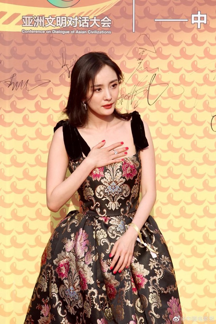 Mặc váy sang chảnh nhưng lại đi giày bệt, Dương Mịch bị chê bai làm màu để gây sự chú ý - Ảnh 2. Mặc váy sang chảnh nhưng lại đi giày bệt, Dương Mịch bị chê bai làm màu để gây sự chú ý - Ảnh 2.