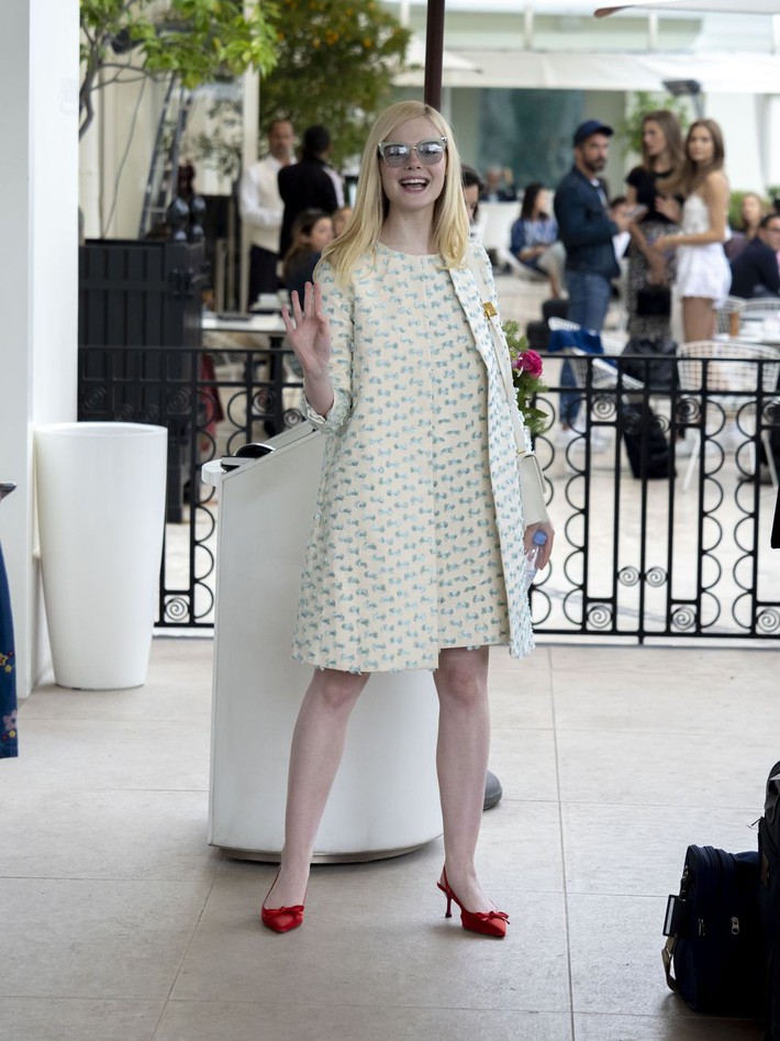 Elle Fanning tiết lộ bị ngất xỉu khi xiết mình trong chiếc váy của Prada, sự việc chính là lời cảnh tỉnh cho nhiều chị em! - Ảnh 12. Elle Fanning tiết lộ bị ngất xỉu khi xiết mình trong chiếc váy của Prada, sự việc chính là lời cảnh tỉnh cho nhiều chị em! - Ảnh 12.