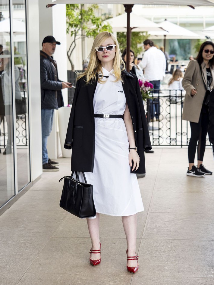Elle Fanning tiết lộ bị ngất xỉu khi xiết mình trong chiếc váy của Prada, sự việc chính là lời cảnh tỉnh cho nhiều chị em! - Ảnh 13. Elle Fanning tiết lộ bị ngất xỉu khi xiết mình trong chiếc váy của Prada, sự việc chính là lời cảnh tỉnh cho nhiều chị em! - Ảnh 13.