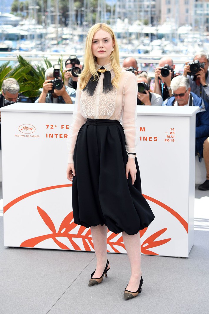 Elle Fanning tiết lộ bị ngất xỉu khi xiết mình trong chiếc váy của Prada, sự việc chính là lời cảnh tỉnh cho nhiều chị em! - Ảnh 11. Elle Fanning tiết lộ bị ngất xỉu khi xiết mình trong chiếc váy của Prada, sự việc chính là lời cảnh tỉnh cho nhiều chị em! - Ảnh 11.
