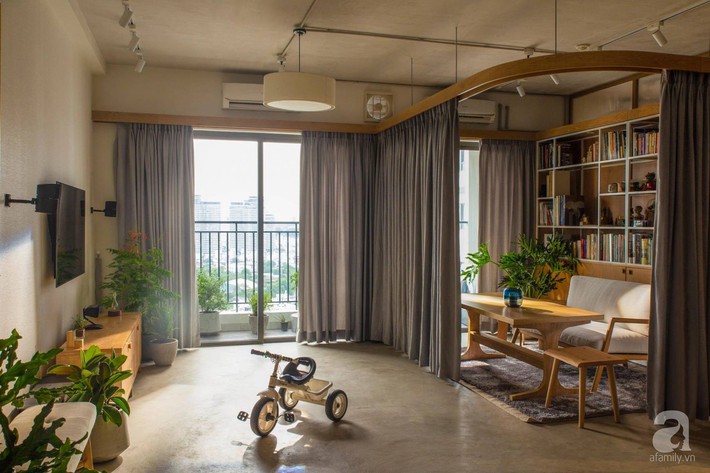 Cuộc sống vừa đủ của gia đình từ bỏ ngôi nhà rộng 200m² để chuyển đến căn hộ 70m² ngập tràn ánh sáng ở Sài Gòn - Ảnh 1.