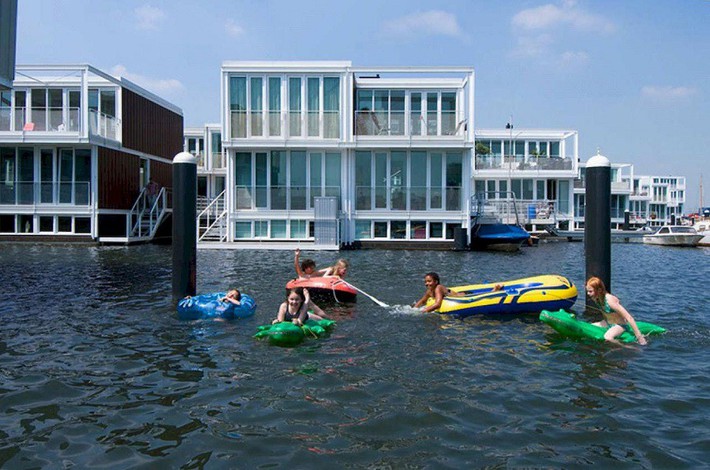 Chiêm ngưỡng cả trăm ngôi nhà được xây nổi trên mặt nước: Một quần thể kiến trúc đáng tự hào của thủ đô Amsterdam - Ảnh 8.
