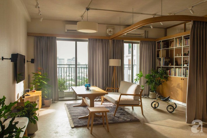 Cuộc sống vừa đủ của gia đình từ bỏ ngôi nhà rộng 200m² để chuyển đến căn hộ 70m² ngập tràn ánh sáng ở Sài Gòn - Ảnh 3.