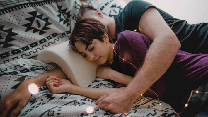 Không chỉ gối đầu ngủ ngon, chiếc gối này còn ngăn chặn tê tay khi chồng muốn làm gối đỡ đầu cho bạn - Ảnh 1. Không chỉ gối đầu ngủ ngon, chiếc gối này còn ngăn chặn tê tay khi chồng muốn làm gối đỡ đầu cho bạn - Ảnh 1.