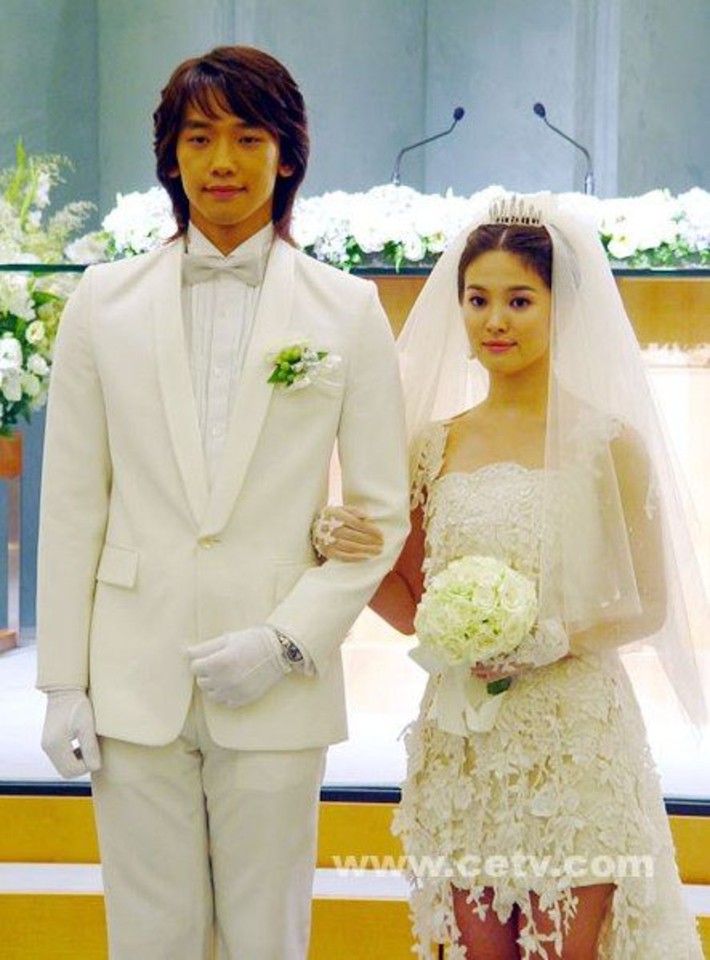 Bất ngờ với giá của bó hoa cưới trông rất đơn giản trên tay Song Hye