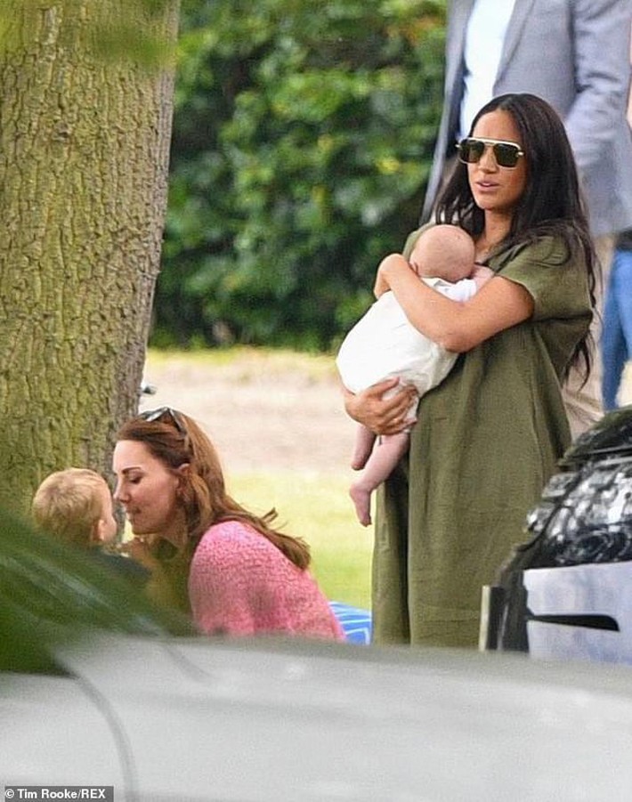 Dân tình đồn đoán lý do thâm nho đằng sau việc công nương Meghan diện giày bệt và đồ rộng thùng thình sau sinh - Ảnh 1. Dân tình đồn đoán lý do thâm nho đằng sau việc công nương Meghan diện giày bệt và đồ rộng thùng thình sau sinh - Ảnh 1.