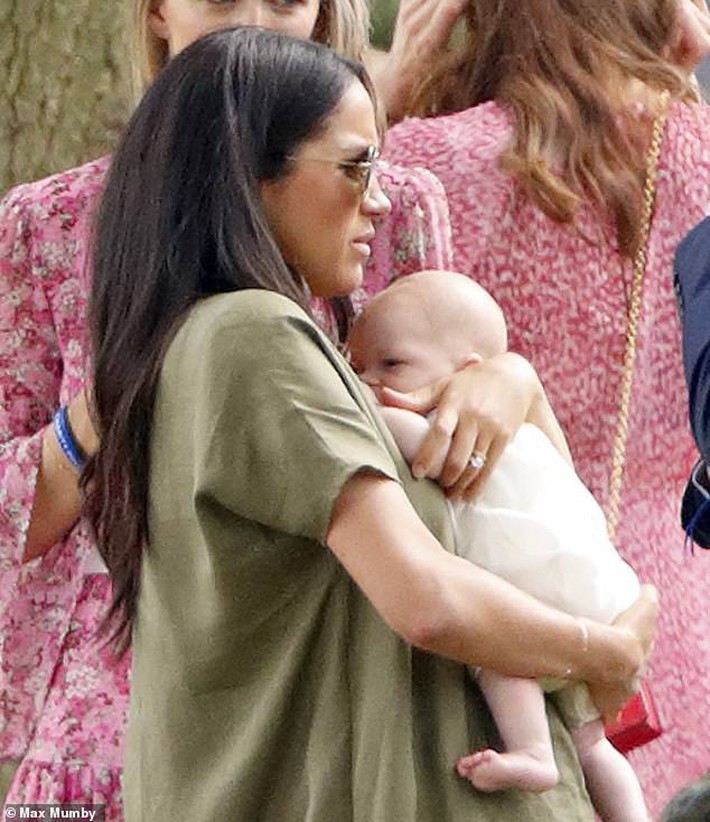 Dân tình đồn đoán lý do thâm nho đằng sau việc công nương Meghan diện giày bệt và đồ rộng thùng thình sau sinh - Ảnh 2. Dân tình đồn đoán lý do thâm nho đằng sau việc công nương Meghan diện giày bệt và đồ rộng thùng thình sau sinh - Ảnh 2.