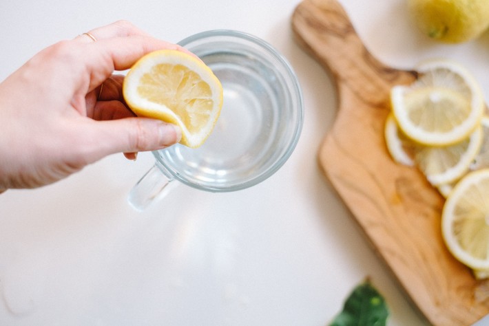 hand-squeezing-lemon-water hand-squeezing-lemon-water
