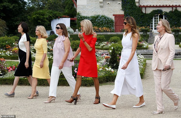 17668972-7393595-Melania_swapped_her_trademark_heels_for_a_pair_of_comfortable_ba-a-23_1566779875016