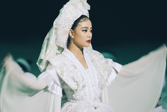 Mặc ĐỘC một bộ đồ và trang điểm đúng 1 kiểu, Hoàng Thùy Linh vẫn đẹp điên dại trong MV mới - Ảnh 3.