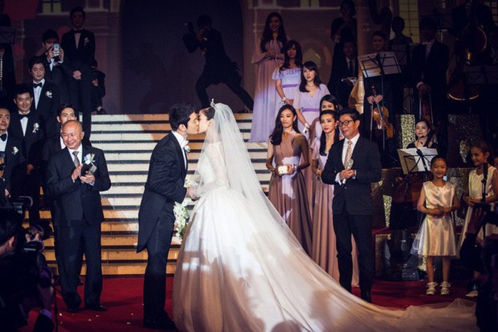 Bóc giá váy cưới cô dâu mới nhà trùm showbiz Hong Kong: Rẻ tiền nhất Cbiz, kém xa Song Hye Kyo, bị Angela Baby đè bẹp - Ảnh 4.
