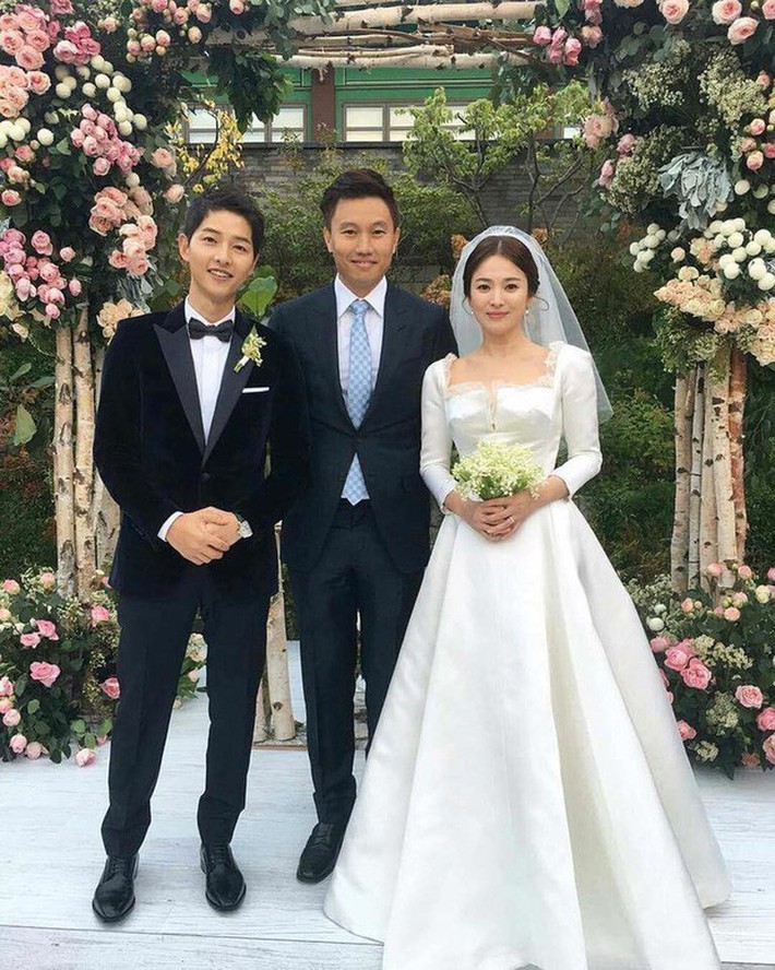 Bóc giá váy cưới cô dâu mới nhà trùm showbiz Hong Kong: Rẻ tiền nhất Cbiz, kém xa Song Hye Kyo, bị Angela Baby đè bẹp - Ảnh 5.