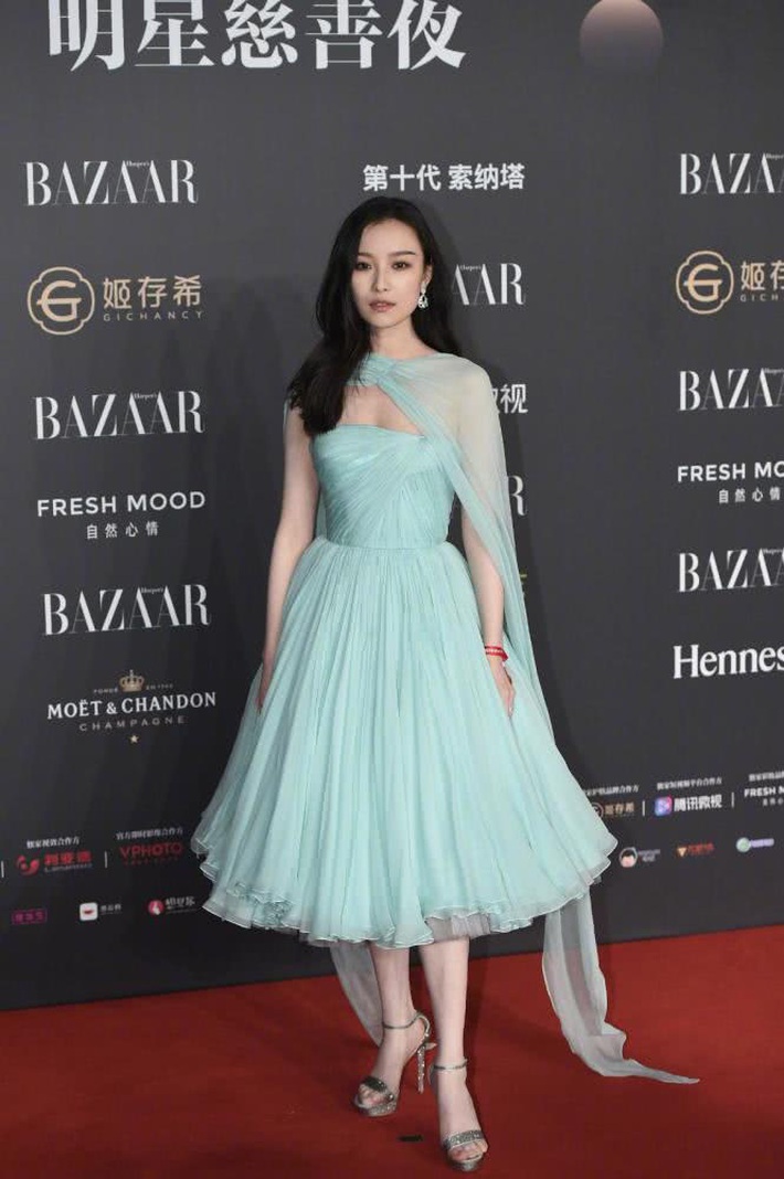 Loạt váy áo thảm họa thảm đỏ của mỹ nhân Cbiz năm 2019: Bộ thì táo bạo đến đỏ mặt, bộ lại “độc” đến chướng mắt - Ảnh 3. Loạt váy áo thảm họa thảm đỏ của mỹ nhân Cbiz năm 2019: Bộ thì táo bạo đến đỏ mặt, bộ lại “độc” đến chướng mắt - Ảnh 3.